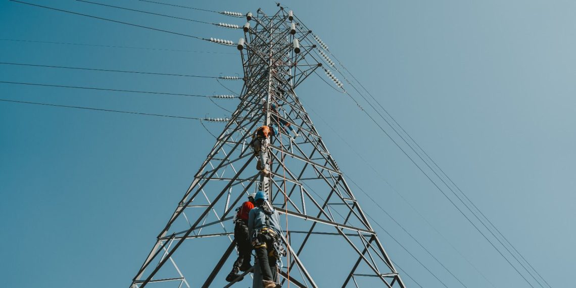 Petugas PLN ketika melakukan pengecekan pada tower transmisi demi menjaga keandalan listrik di Desa Tengatiba, Kec. Aesesa Selatan, Kab. Nagekeo, Nusa Tenggara Timur.