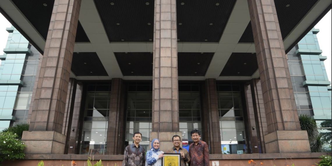 Gedung Permata Bank Sektor 7 Bintaro meraih sertifikat Greenship Existing Building level Gold dari Green Building Council Indonesia (GBCI)