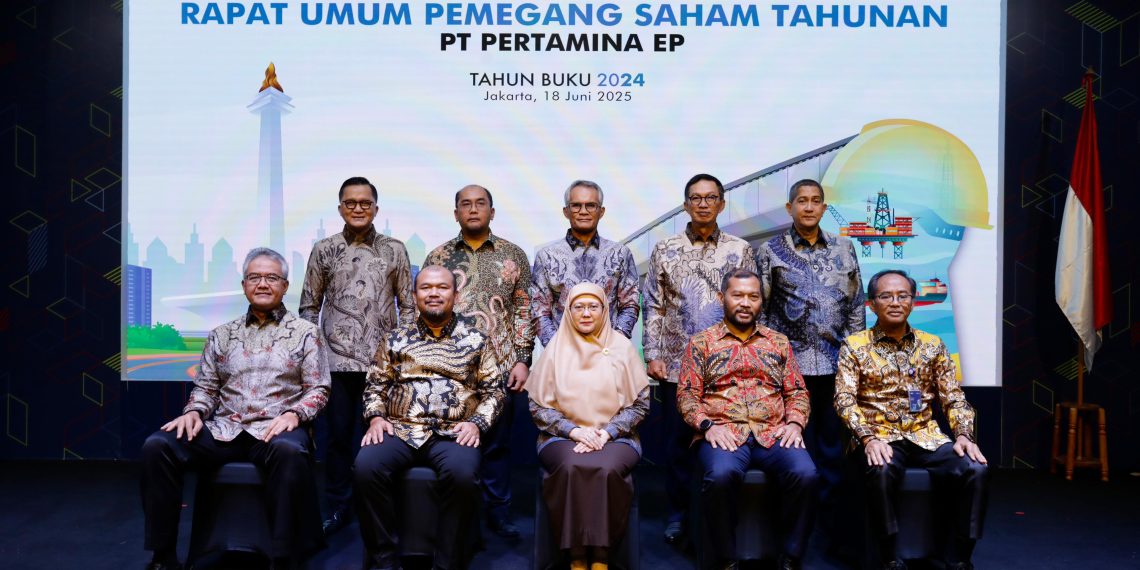 Direksi dan Dewan Direksi PT Pertamina EP bersama perwakilan Pemegang Saham PT Pertamina Hulu Energi (PHE) dan PT Pertamina Pedeve Indonesia usai pelaksanaan Rapat Umum Pemegang Saham Tahunan Tahun Buku 2024, di Jakarta, Rabu (18/6).