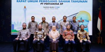 Direksi dan Dewan Direksi PT Pertamina EP bersama perwakilan Pemegang Saham PT Pertamina Hulu Energi (PHE) dan PT Pertamina Pedeve Indonesia usai pelaksanaan Rapat Umum Pemegang Saham Tahunan Tahun Buku 2024, di Jakarta, Rabu (18/6).