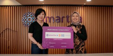 Chief Funding Oﬃcer Amartha, Julie Fauzie bersama Chief Digital Business Oﬃcer Bank Saqu, Angela Lew Dermawan