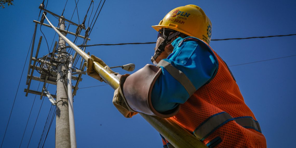 Ilustrasi Petugas PLN sedang melakukan pemeliharaan jaringan distribusi di wilayah Pedurungan, Semarang guna menjaga keandalan pasokan listrik untuk masyarakat.