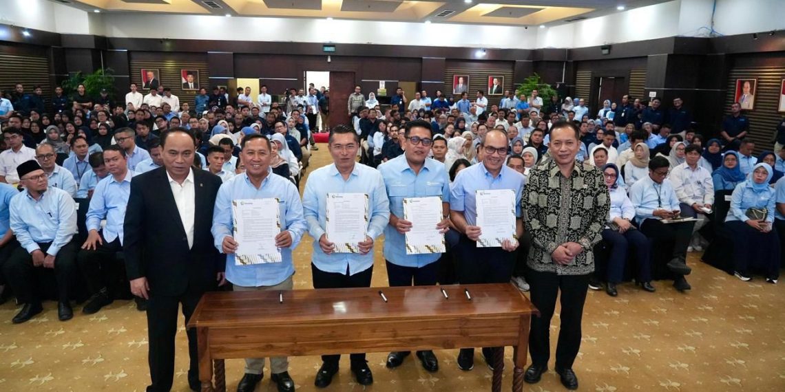 Seluruh Pegawai di lingkungan Kementerian Koperasi (Kemenkop) menandatangani Pakta Integritas Bebas Korupsi/ Anti Korupsi sebagai perwujudan komitmennya dalam menyukseskan program Koperasi Desa/ Kelurahan (Kopdes/ Kel) Merah Putih)