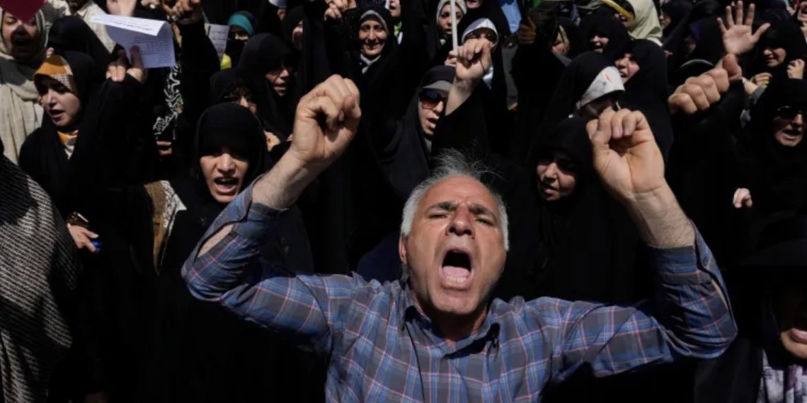 Orang-orang meneriakkan protes untuk mengutuk serangan Israel di beberapa kota di Iran, setelah salat Jumat di Teheran, 20 Juni 2025 [Vahid Salemi/AP]