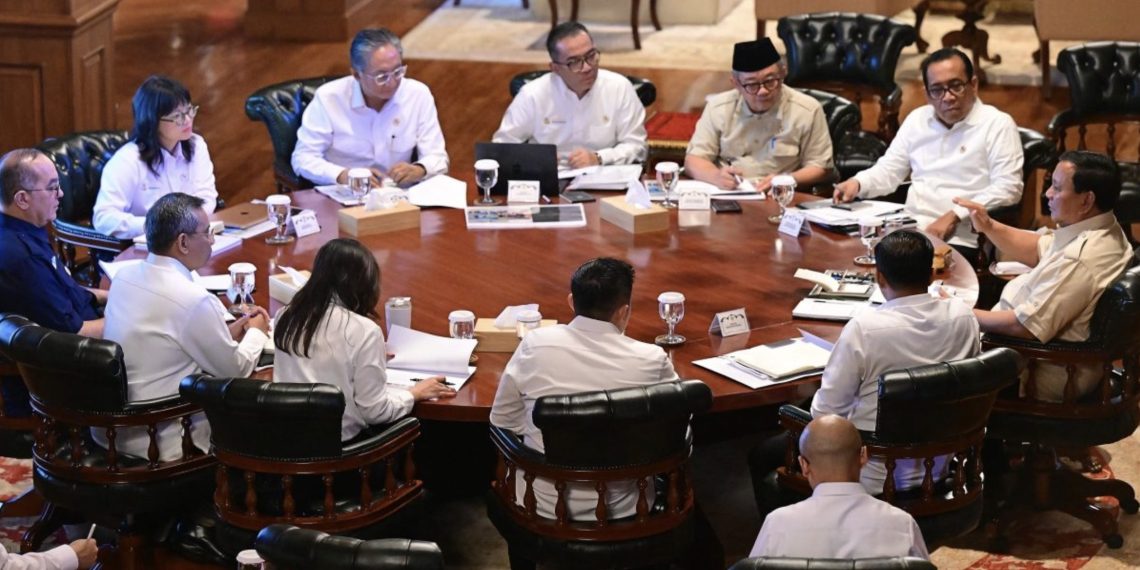 Presiden Prabowo Subianto memimpin rapat terbatas bersama jajaran Menteri Kabinet Merah Putih terkait di kediaman pribadinya di Hambalang, Kabupaten Bogor, Jawa Barat, pada Senin, 23 Juni 2025. (Foto: BPMI Setpres)