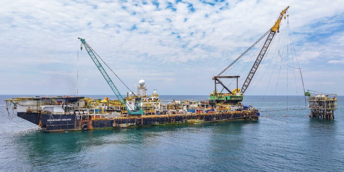 Proses instalasi pipa riser oleh tim PHE ONWJ, dilakukan dengan standar keselamatan tinggi dan nihil lost time injury/LTI