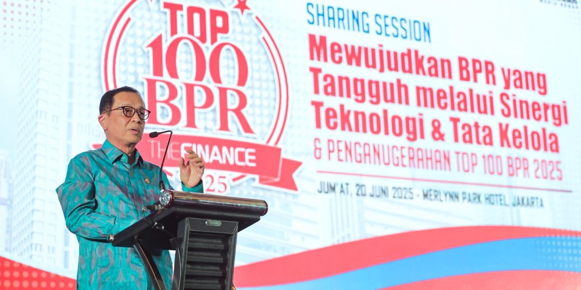 Dian Ediana Rae, Kepala Eksekutif Pengawas Perbankan Otoritas Jasa Keuangan (OJK) menyampaikan keynote speech pada acara Sharing Session dengan tema "Mewujudkan BPR yang Tangguh melalui Sinergi dan Tata Kelola", di Merlynn Park Hotel, Jakarta, Jumat, 20 Juni 2025.