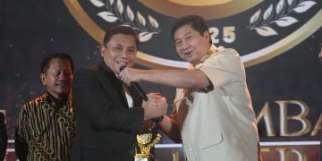 Komisioner BP Tapera, Heru Pudyo Nugroho dan diserahkan Menteri Perumahan dan Kawasan Permukiman, Maruarar Sirait