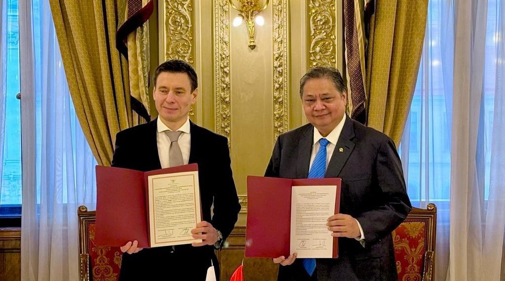 Menteri Koordinator Bidang Perekonomian Airlangga Hartarto bersama Menteri Perdagangan Komisi Uni Ekonomi Eurasia Andrey Slepnev