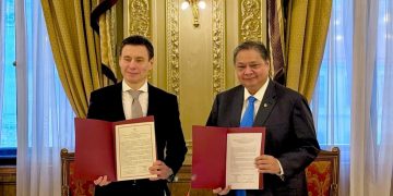 Menteri Koordinator Bidang Perekonomian Airlangga Hartarto bersama Menteri Perdagangan Komisi Uni Ekonomi Eurasia Andrey Slepnev