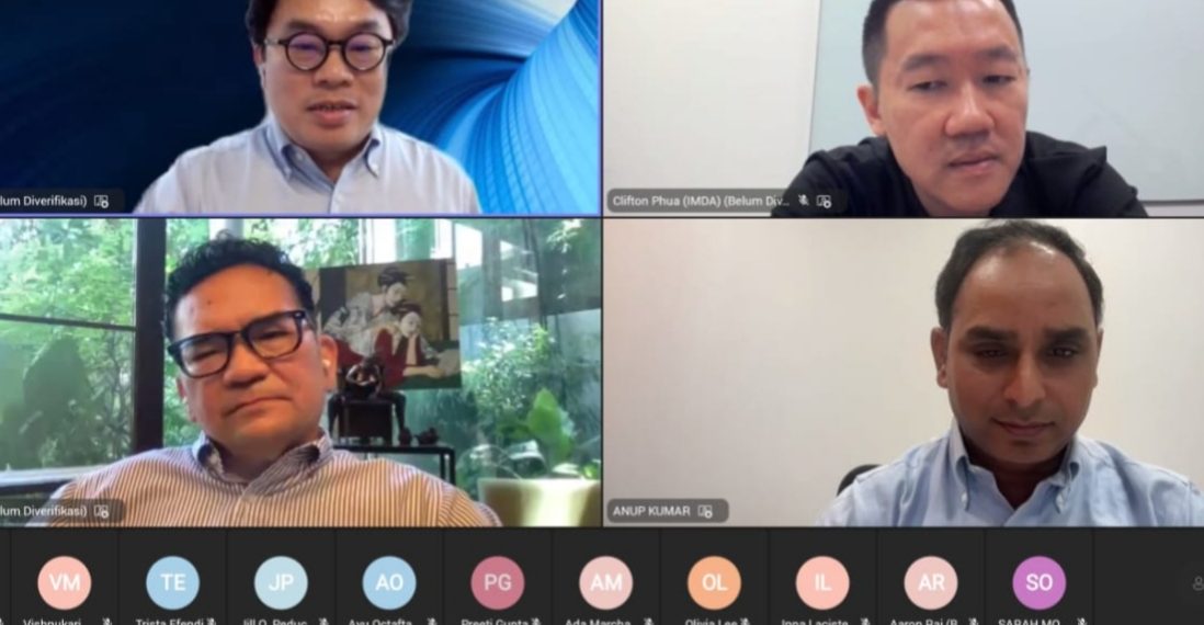 Director of Regulation and Ethics Indonesia Artificial Intelligence Society (IAIS), Henke Yunkins (kiri atas) saat virtual media roundtable.