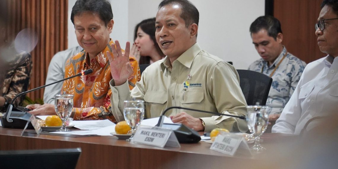 Wamenkop Ferry dalam rapat koordinasi (rakor) terakhir jelang peluncuran program Kopdes/ Kel Merah Putih di Kantor Kementerian Koordinator Bidang Pangan yang dipimpin oleh Menteri Koordinator Bidang Pangan Zulkifli Hasan Jakarta, Selasa (15/7).