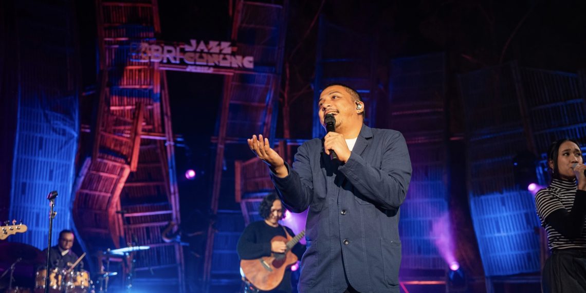 Penyanyi Sal Priadi sukses menutup BRI Jazz Gunung Bromo Series 2. Ia tampil apik membawakan berbagai tembang hits miliknya seperti ‘Gala Bunga Matahari’ hingga Dari Planet Lain.