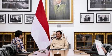 Presiden Prabowo Subianto menerima laporan Menteri Perumahan dan Kawasan Permukiman (PKP), Maruarar Sirait, di Istana Kepresidenan Jakarta, pada Rabu, 30 Juli 2025. (Foto: BPMI Setpres)