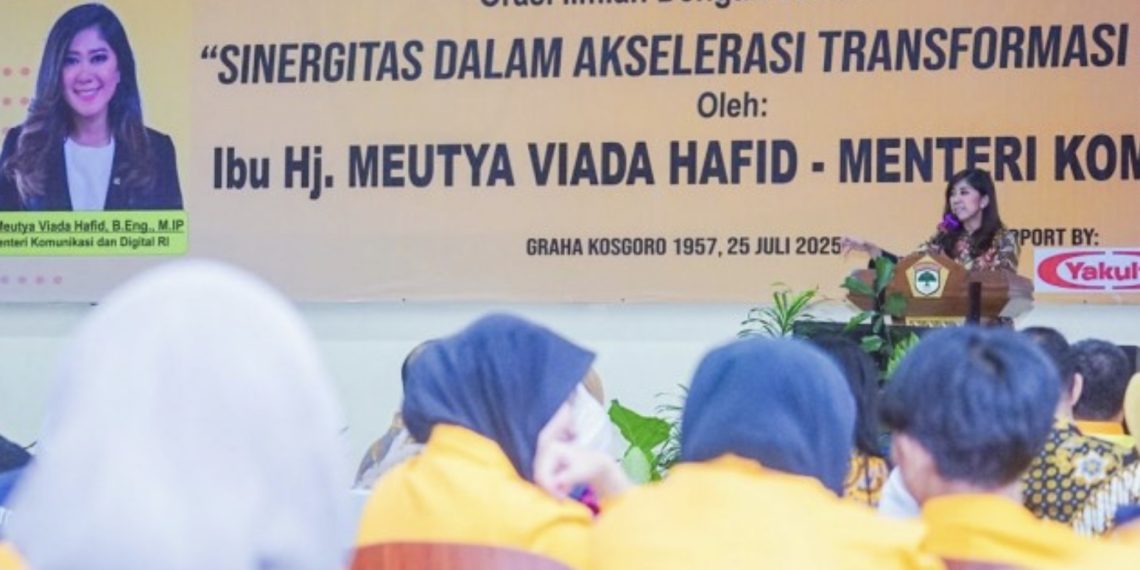 Menkomdigi Meutya Hafid menyampaikan orasi ilmiah bertema "Sinergitas Dalam Akselerasi Transformasi Digital" dalam acara Dies Natalies ke-13 IBI Kosgoro 1957 di Kampus IBI-K 57, Jagakarsa, Jakarta Selatan. Foto : Komdigi