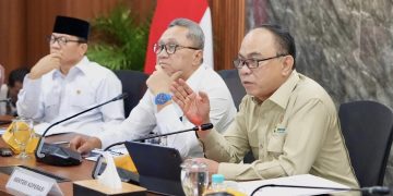 Menkop Budi Arie Setiadi usai Rapat Koordinasi Terbatas (Rakortas) Operasionalisasi dan Pengembangan Koperasi Desa/Kelurahan Merah Putih, di Kantor Kemenko Pangan, Jakarta, Selasa (29/7).