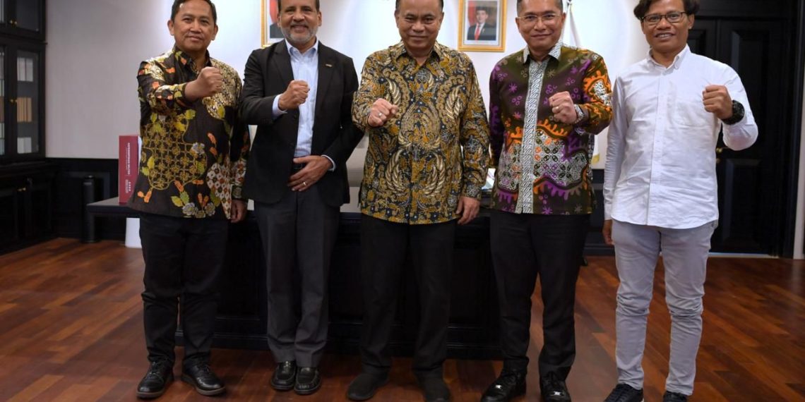 Menkop Budi Ari saat menerima audiensi CEO Induk Koperasi Usaha Rakyat (Inkur) Suroto dan Regional Director of International Cooperative Aliance (ICA) Balu lyer di Jakarta, 11 Juli 2025