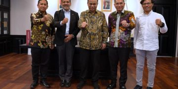 Menkop Budi Ari saat menerima audiensi CEO Induk Koperasi Usaha Rakyat (Inkur) Suroto dan Regional Director of International Cooperative Aliance (ICA) Balu lyer di Jakarta, 11 Juli 2025