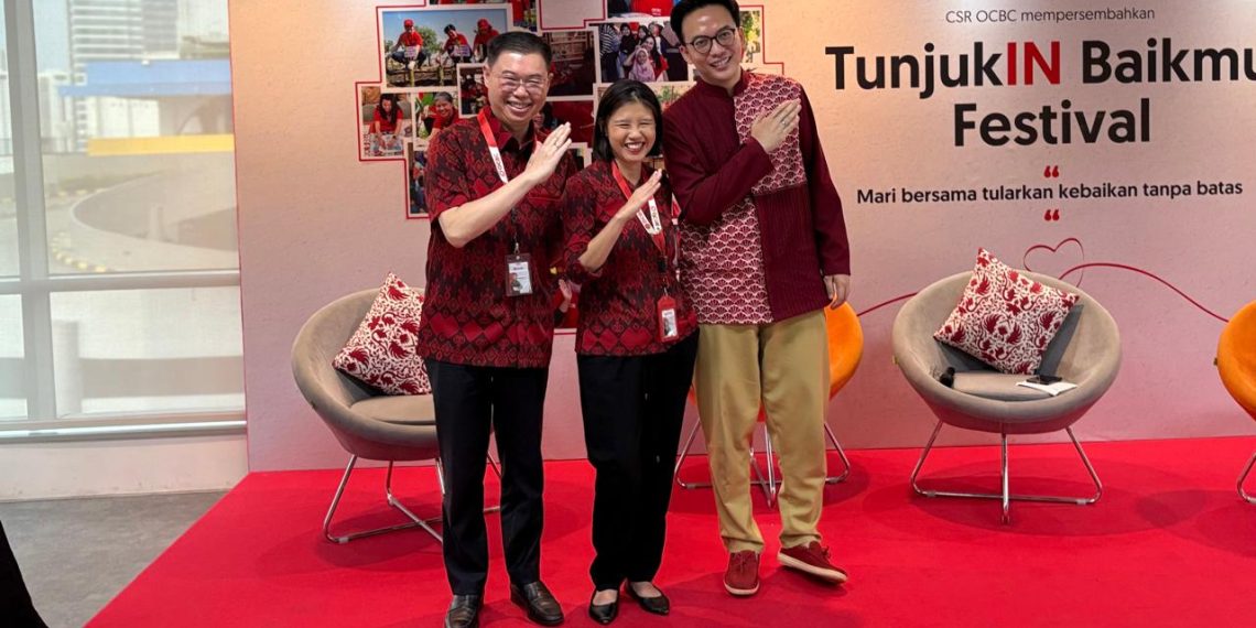 Kiri-kanan: MC – Heriyanto (Direktur OCBC) – Aleta Hanafi (Brand & Communication Division Head OCBC) – Adrie Basuki (Sustainable Fashion Designer) di acara Media Chit Chat Perjalanan Keberlanjutan OCBC: Operasi, Inovasi, dan Pembiayaan untuk Masa Depan