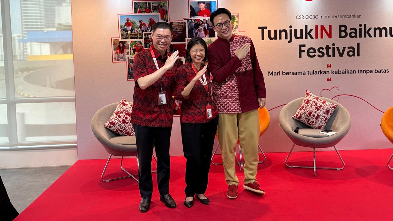 Kiri-kanan: MC – Heriyanto (Direktur OCBC) – Aleta Hanafi (Brand & Communication Division Head OCBC) – Adrie Basuki (Sustainable Fashion Designer) di acara Media Chit Chat Perjalanan Keberlanjutan OCBC: Operasi, Inovasi, dan Pembiayaan untuk Masa Depan