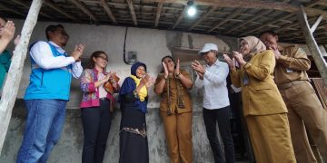 Lagiyem (ketiga dari kiri), warga Kelurahan Bedoyo, Kabupaten Gunung Kidul, DIY tidak dapat menyembunyikan kegembiraannya setelah rumahnya disambung listrik secara gratis melalui Program Light Up The Dream PLN.
