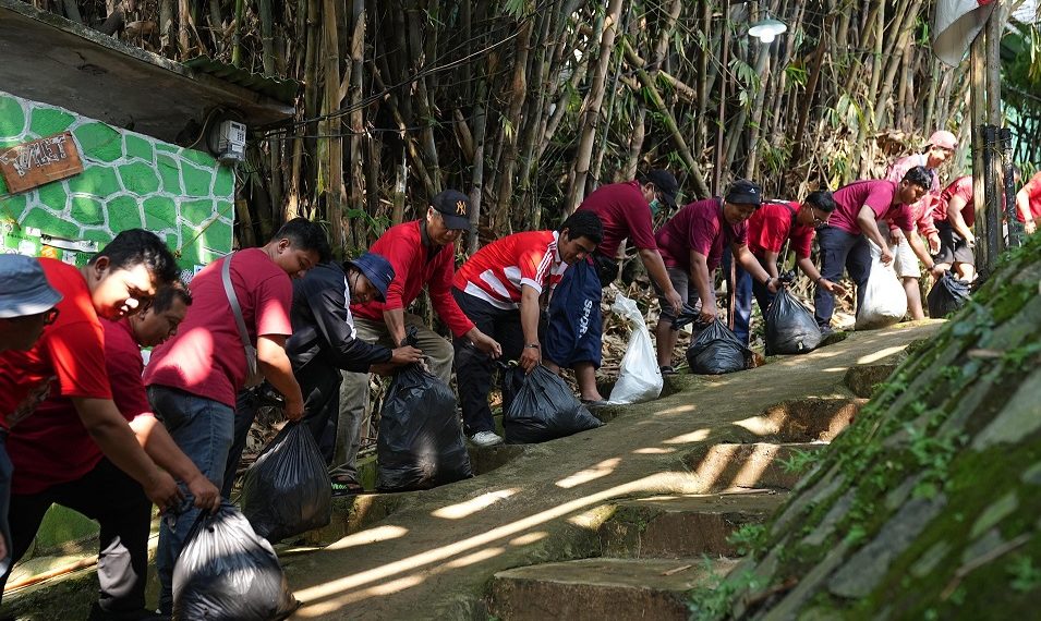 Karyawan CIMB Niaga gotong royong membersihkan bantaran Sungai Ciliwung sebagai bagian dari rangkaian Employee Volunteering Day 2025 di Depok, Sabtu (12/7/2025).