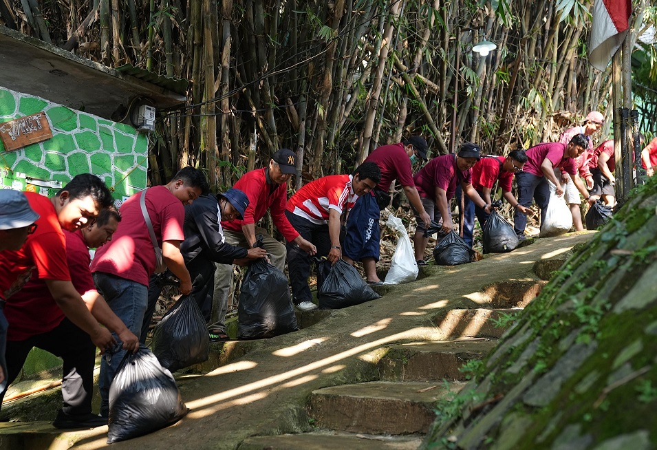 Karyawan CIMB Niaga gotong royong membersihkan bantaran Sungai Ciliwung sebagai bagian dari rangkaian Employee Volunteering Day 2025 di Depok, Sabtu (12/7/2025).