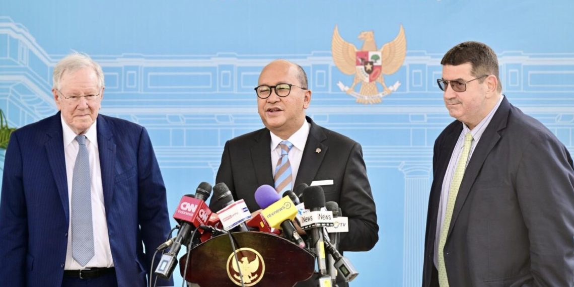 Menteri Investasi dan Hilirisasi memberikan keterangannya usai mendampingi Presiden Prabowo Subianto menerima kunjungan Steve Forbes, Chairman & Editor-in-Chief Forbes Media, di Istana Merdeka, Jakarta, pada Rabu, 23 Juli 2025. Foto: BPMI Setpres