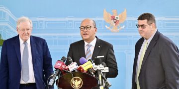 Menteri Investasi dan Hilirisasi memberikan keterangannya usai mendampingi Presiden Prabowo Subianto menerima kunjungan Steve Forbes, Chairman & Editor-in-Chief Forbes Media, di Istana Merdeka, Jakarta, pada Rabu, 23 Juli 2025. Foto: BPMI Setpres