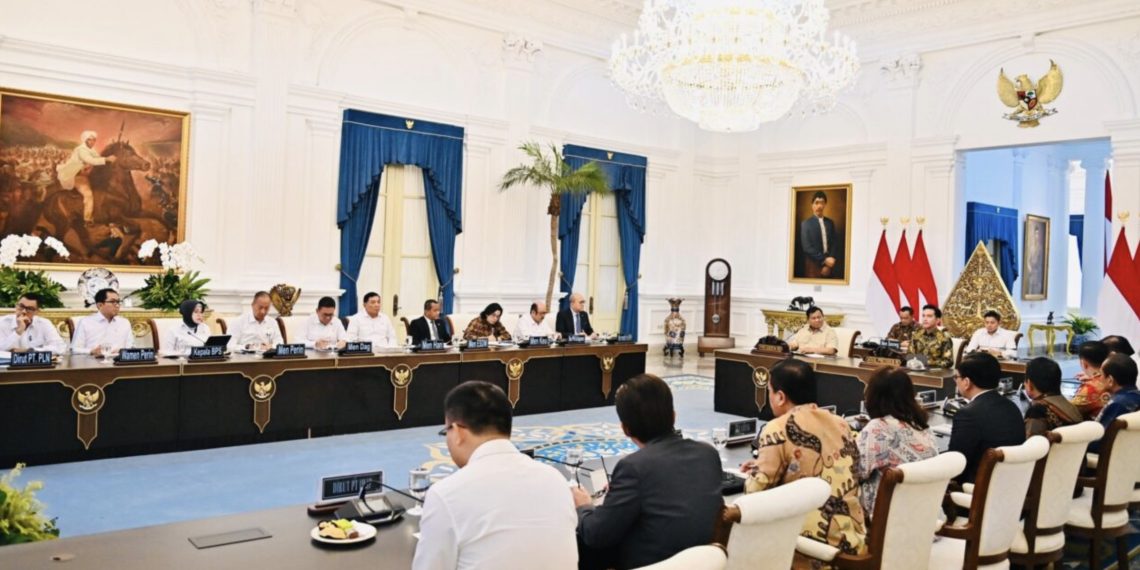 Presiden Prabowo Subianto memimpin rapat terbatas yang membahas perkembangan Kawasan Ekonomi Khusus (KEK) bersama sejumlah Menteri Kabinet Merah Putih di Istana Merdeka, Jakarta, pada Selasa, 22 Juli 2025. Foto: BPMI Setpres