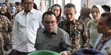 Ketua Komisi VII DPR RI Saleh Partaonan Daulay bersama tim saat kunjungan kerja spesifik di Bandung, Jawa Barat, Senin (21/7/2025). Foto : DPR
