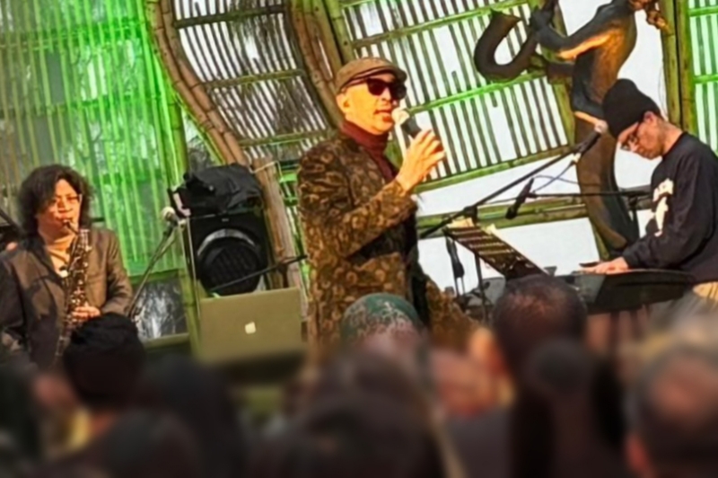 Aksi panggung Jamie Aditya & The Mezzrollers di Jazz Gunung Bromo 2025, yang digelar di Amphitheater Jiwa Jawa Resort Bromo, Probolinggo, Jawa Timur, Sabtu, 19 Juli.