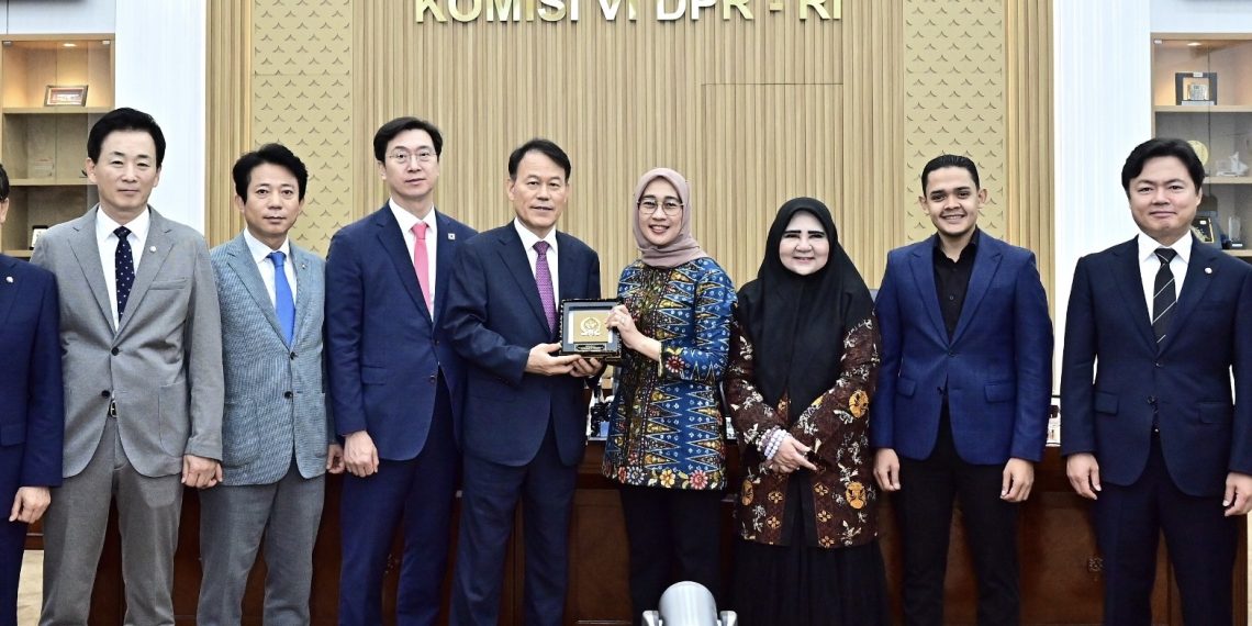 Ketua Komisi VI DPR RI Anggia Erma Rini saat bertukar cinderamata dalam agenda pertemuan bilateral antara Komisi VI DPR RI dan National Policy Committee of the National Assembly of South Korea, di Gedung Nusantara I. Foto: DPR