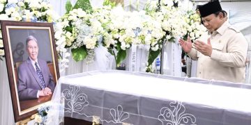 Presiden Prabowo Subianto melayat mendiang Kwik Kian Gie di Rumah Duka Sentosa, RSPAD Gatot Soebroto, Jakarta, pada Rabu, 30 Juli 2025. Foto: BPMI Setpres