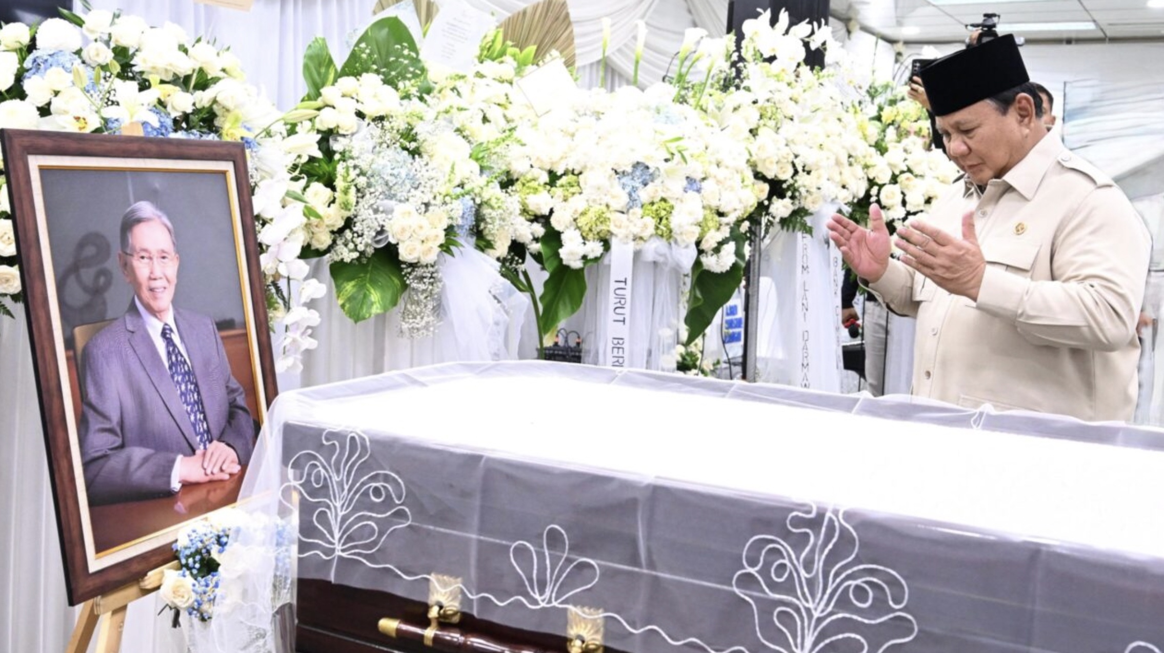 Presiden Prabowo Subianto melayat mendiang Kwik Kian Gie di Rumah Duka Sentosa, RSPAD Gatot Soebroto, Jakarta, pada Rabu, 30 Juli 2025. Foto: BPMI Setpres