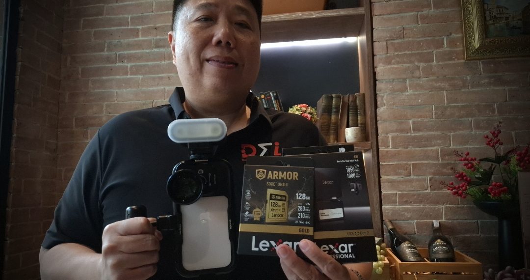 CEO PT Duta Sukses Indonesia (DSI), Denny Tjiusnoyo memperkenalkan produk dari dua merek global, Neewer dan Lexar, di Liberta Kitchen & Bar, Jakarta, Sabtu, 19 Juli 2025.