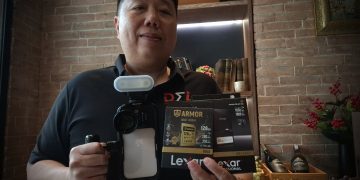 CEO PT Duta Sukses Indonesia (DSI), Denny Tjiusnoyo memperkenalkan produk dari dua merek global, Neewer dan Lexar, di Liberta Kitchen & Bar, Jakarta, Sabtu, 19 Juli 2025.