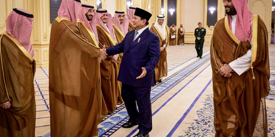 Presiden Republik Indonesia Prabowo Subianto melakukan pertemuan bilateral dengan Putra Mahkota sekaligus Perdana Menteri Kerajaan Arab Saudi, Pangeran Mohammed bin Salman bin Abdulaziz Al Saud (MBS), di Istana Al-Salam, Jeddah, pada Rabu, 2 Juli 2025. (Foto: BPMI Setpres)