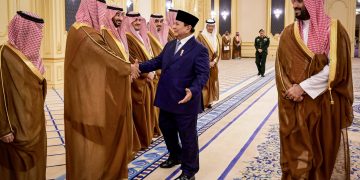 Presiden Republik Indonesia Prabowo Subianto melakukan pertemuan bilateral dengan Putra Mahkota sekaligus Perdana Menteri Kerajaan Arab Saudi, Pangeran Mohammed bin Salman bin Abdulaziz Al Saud (MBS), di Istana Al-Salam, Jeddah, pada Rabu, 2 Juli 2025. (Foto: BPMI Setpres)