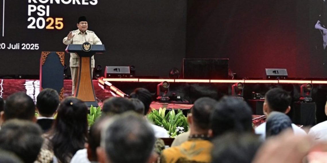 Presiden Prabowo Subianto menyampaikan sambutannya pada Kongres PSI 2025 yang digelar di Edutorium Universitas Muhammadiyah Surakarta, Jawa Tengah, Minggu malam, 20 Juli 2025. Foto: BPMI Setpres