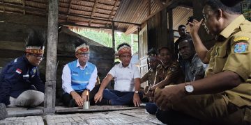 Menteri ESDM, Bahlil Lahadalia (ketiga dari kiri) berdiskusi bersama Direktur Jenderal Ketenagalistrikan Kementerian ESDM, Jisman P. Hutajulu (kiri), Bupati Kepulauan Yapen, Benyamin Arisoy (kanan), Direktur Utama PLN, Darmawan Prasodjo (kedua dari kiri) saat mengunjungi salah satu rumah warga di Desa Kiriyou, Kepulauan Yapen pada Kamis (24/7).