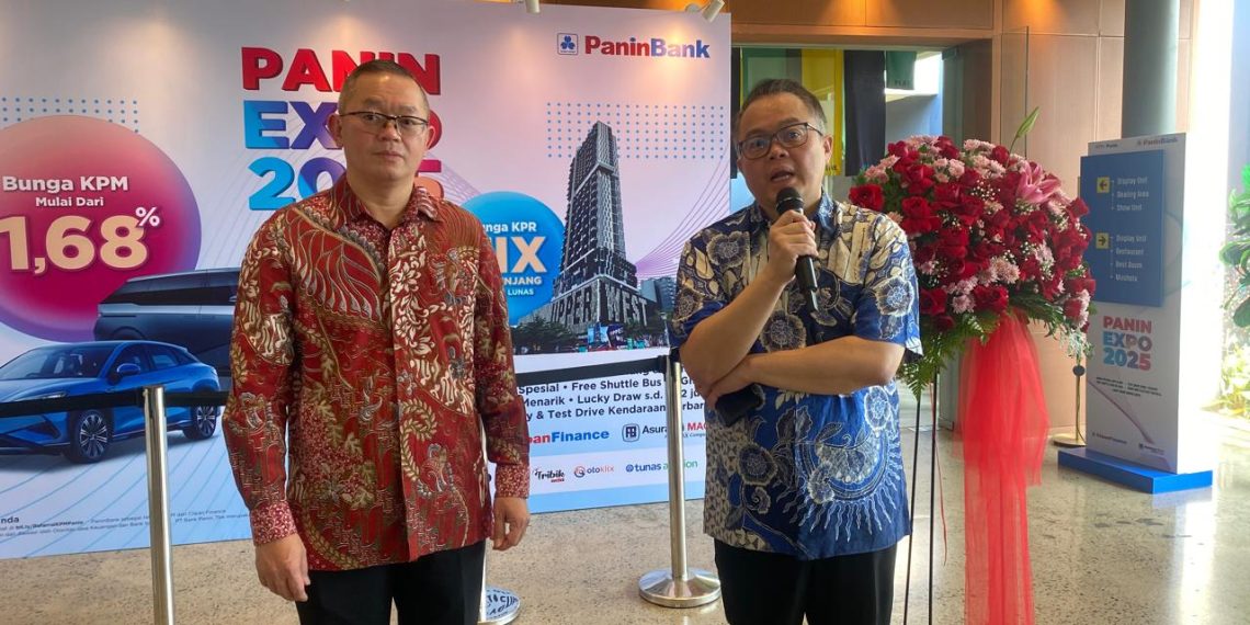 Direktur PaninBank Sugianto Sutanto dan Presiden Direktur Clipan Finance Harjanto Tjitohardjojo
