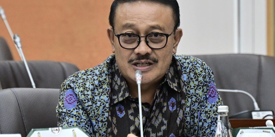 Anggota Komisi VI DPR RI Gde Sumarjaya Linggih dalam Rapat Kerja Komisi VI DPR RI dengan Menteri Perdagangan Budi Santoso di Gedung Nusantara I, DPR RI, Senayan, Jakarta, Rabu (16/7/2025). (Foto : dpr)