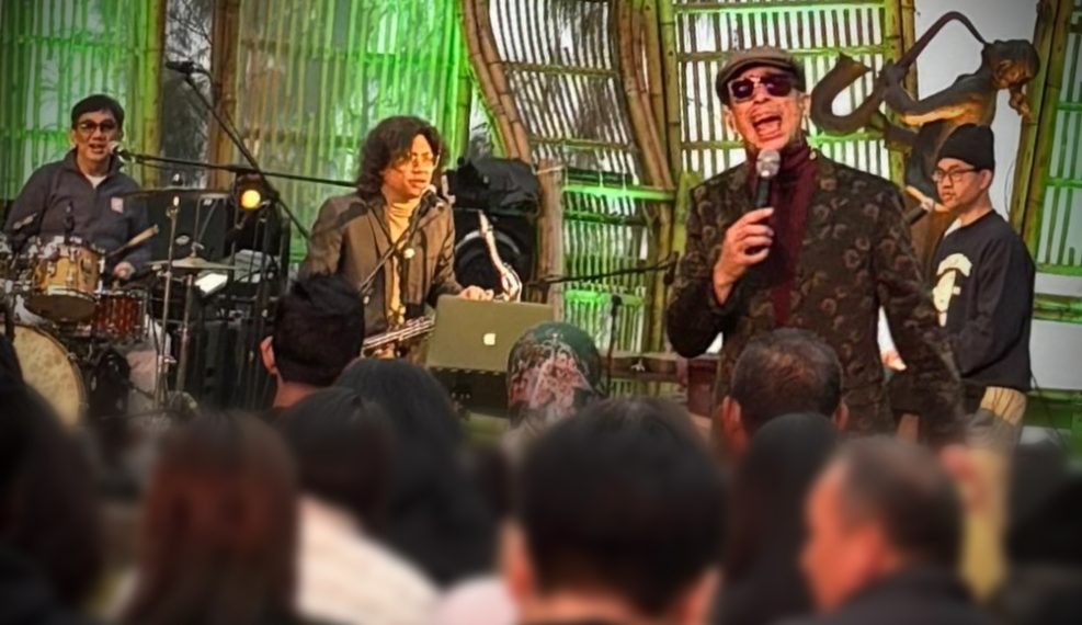 Aksi panggung Jamie Aditya & The Mezzrollers di Jazz Gunung Bromo 2025, yang digelar di Amphitheater Jiwa Jawa Resort Bromo, Probolinggo, Jawa Timur, Sabtu, 19 Juli.