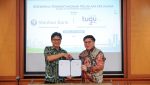 Direktur Pemasaran Tugu Insurance, Ery Widiyatmoko (kiri), berjabatan tangan dengan Direktur Kredit Bank Shinhan Indonesia, Leonard Auly