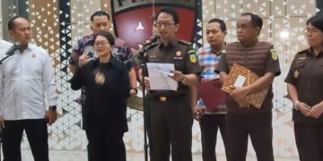 Dirdik Jampidsus Kejaksaan Agung Nurcahyo Jungkung Madyo dan Kapuspenkum Anang Supriatna saat konferensi pers terkait penetapan tersangka kasus pemberian kredit kepada PT Sritex di Lobi Gedung Bundar Jampidsus Kejagung, Jakarta, Senin tengah malam, 21Juli 2025.