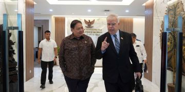 Menteri Koordinator Bidang Perekonomian Airlangga Hartarto dan Kuasa Usaha Ad Interim Kedutaan Besar Amerika Serikat Ambassador Peter M. Haymond