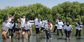 Direktur Sompo Insurance Tanam Mangrove di Tanjungpakis Karawang