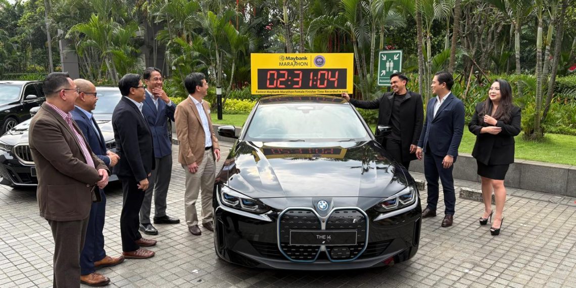 Serah terima BMW THE i4 yang akan mengawal pelari di Maybank Marathon 2025