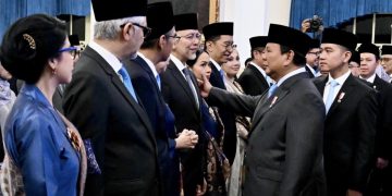 Presiden Prabowo Subianto memberikan ucapan selamat kepada 8 Duta Besar Luar Biasa dan Berkuasa Penuh (Dubes LBBP) Republik Indonesia (RI) untuk negara sahabat yang dilantik pada Senin, 25 Agustus 2025 di Istana Negara, Jakarta. Foto: BPMI Setpres